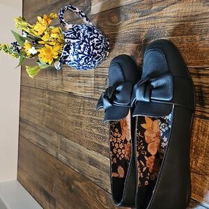 New B.O.C. Women's Elegant Black Leather‎ Slip On Loafers With Bow Accents.